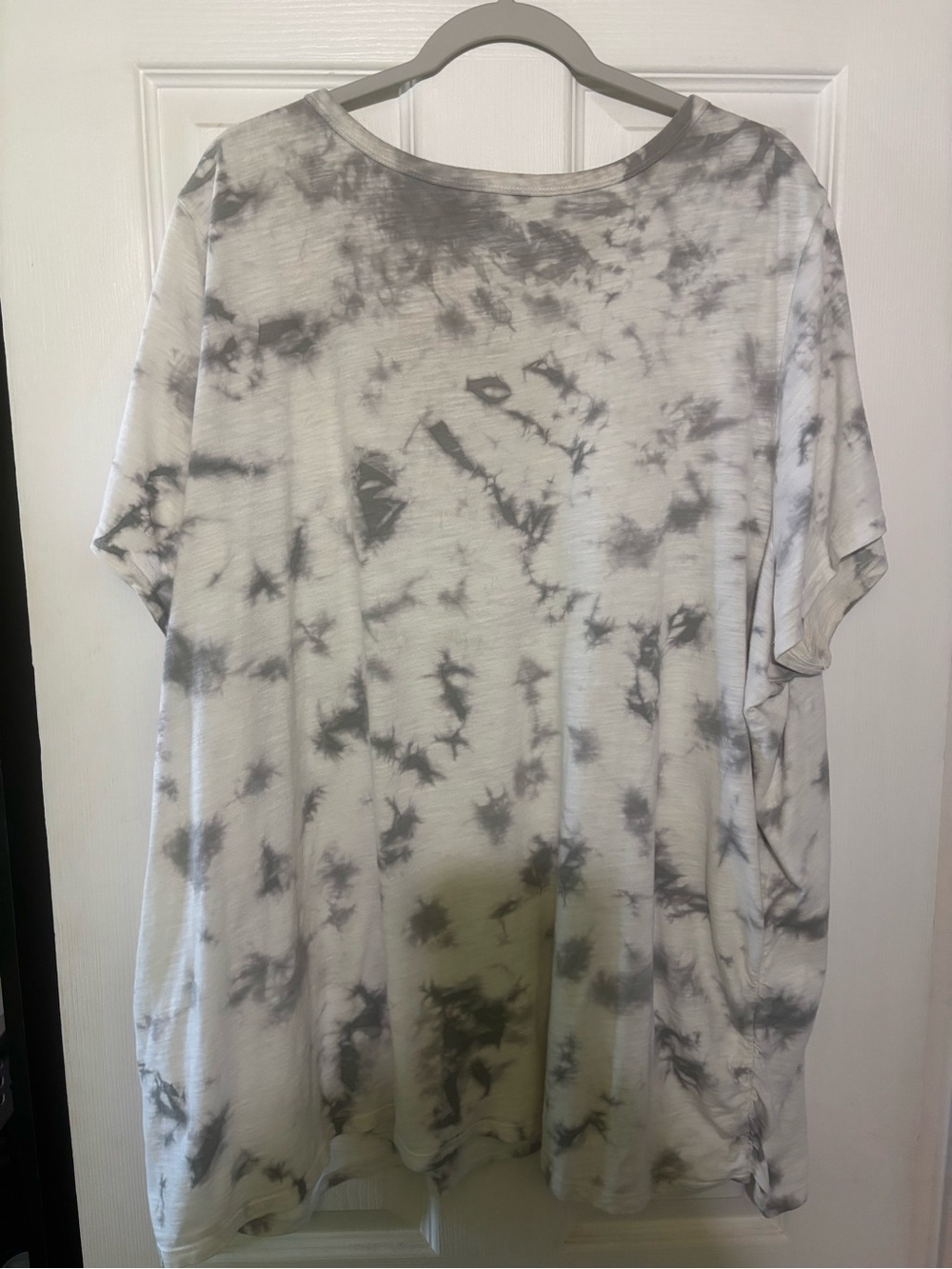 Lane Bryant Gray Tie-Dye V-Neck Short Sleeve Top - Picture 4 of 4